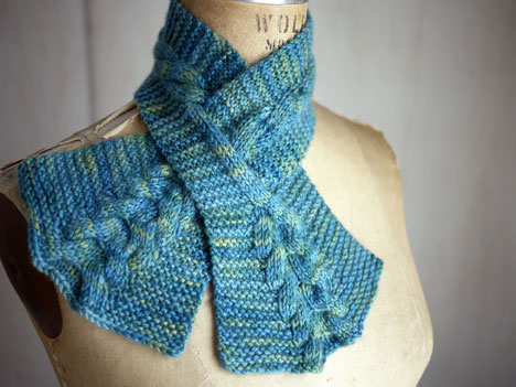 Cabled Keyhole Scarf - Click Image to Close
