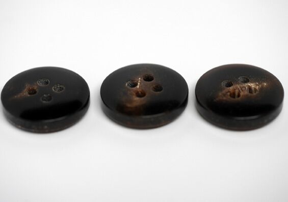 Red Horn Buttons (24L, 15mm, 5/8in) - Click Image to Close