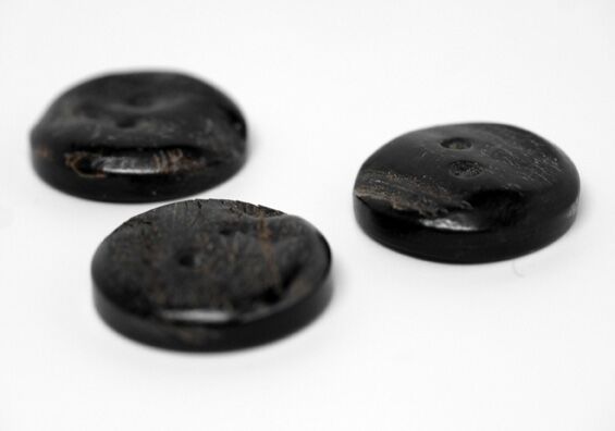 Buffalo Horn Buttons "Scotty" (30L, 19mm, 3/4in) - Click Image to Close